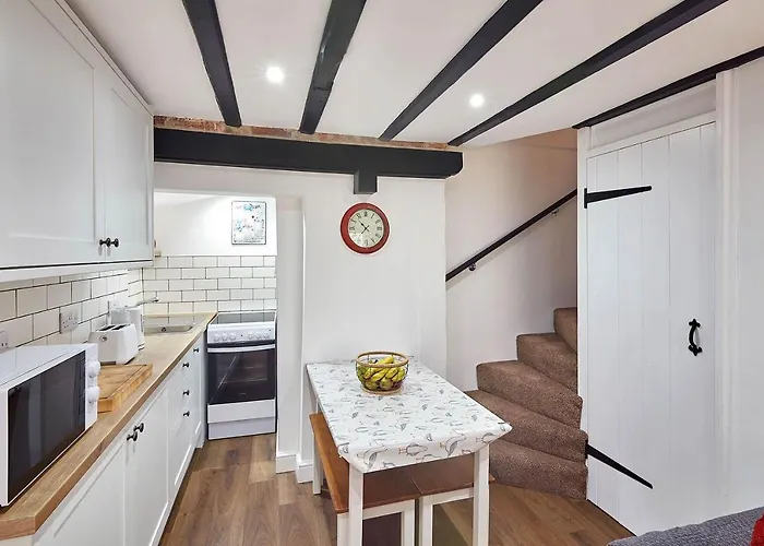 Host & - Thimble Whitby